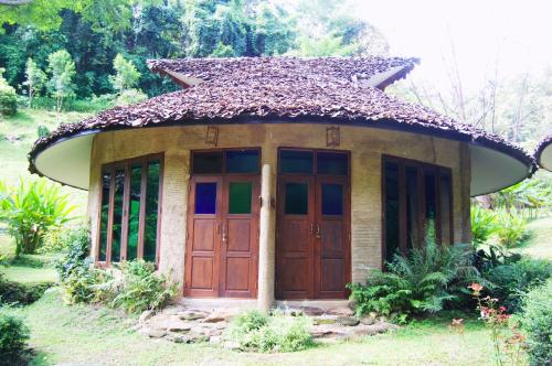 Forest falls Garden Maerim Chiangmai ตาดปลาแคมป์ออร์แกนิคฟาร์มสเตย์เชียงใหม่ Forest falls Garden Maerim Chiangmai ตาดปลาแคมป์ออร์แกนิคฟาร์มสเตย์เชียงใหม่