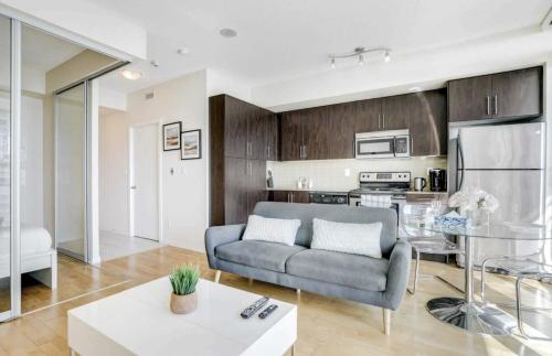 Heart Of Downtown Condo Close To CN Tower
