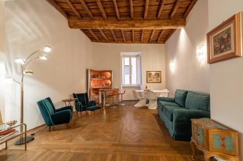 Chic and Style in Historical Via Giulia, Rom