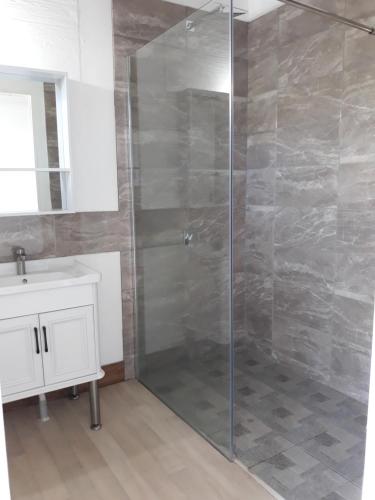 Mara'ai le spot Tubuai, Chambre Triple Deluxe Mahu SDB Privée avec piscine (Mara'ai le spot Tubuai, Chambre Triple Deluxe Mahu SDB Privee avec piscine) in Ausztrál-szigetek