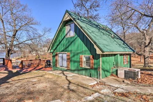 Lakefront Grove Cabin Near Fishing Dock and Pool