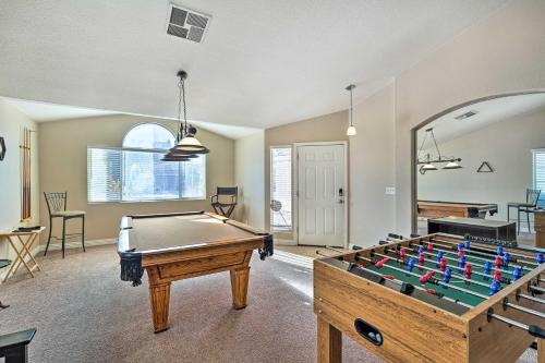 Sleek Vegas Home with Private Pool, Game Room!, Las Vegas (zdjęcie 3)