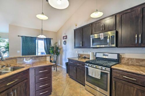 Sleek Vegas Home with Private Pool, Game Room!, Las Vegas (zdjęcie 9)