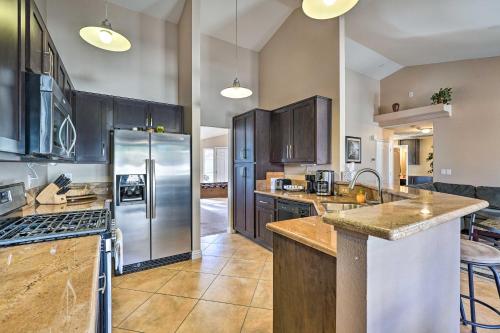 Sleek Vegas Home with Private Pool, Game Room!, Las Vegas (zdjęcie 8)