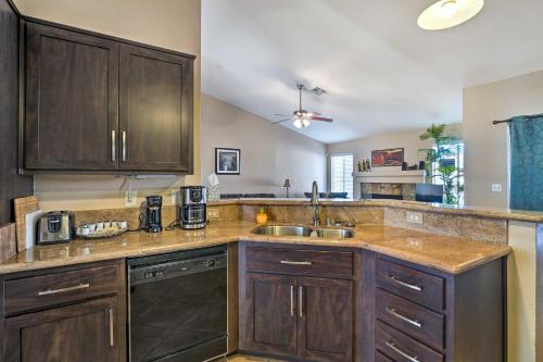Sleek Vegas Home with Private Pool, Game Room!, Las Vegas (zdjęcie 10)