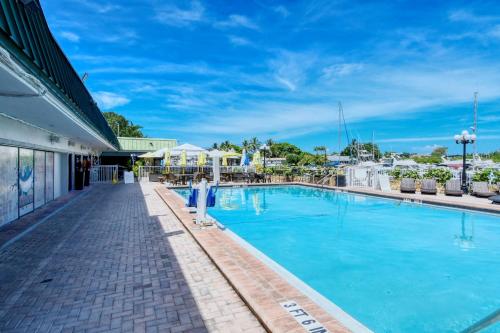 All-new, Private, Huge Tv, Heated Pool, Tiki Bar - 브레이든턴