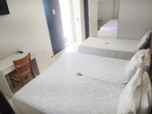 1 queen bed, 1 twin bed