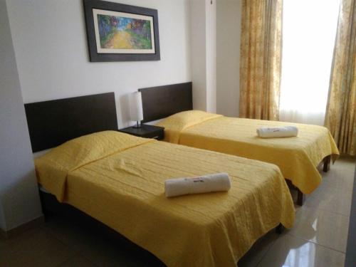 2 twin beds