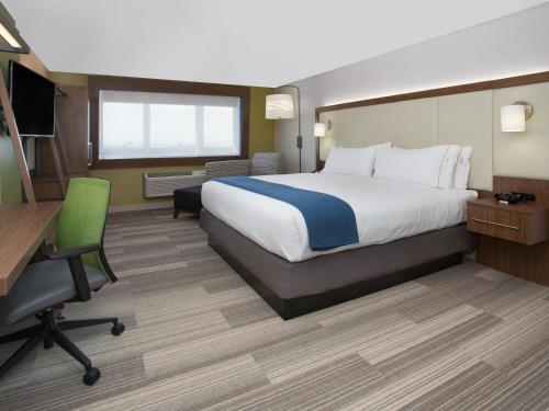 Holiday Inn Express & Suites Chicago North Shore - Niles, an IHG Hotel