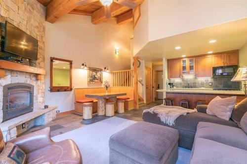 Cozy Northstar Village Condo Walk to Lifts 2 Full BA Excellent Location and Lots of New Snow - Apartment - Truckee