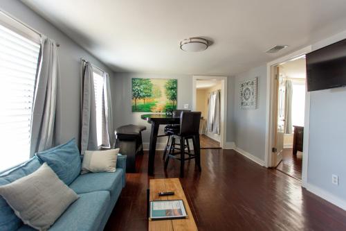 Cozy 2 Bedroom Home Minutes from Beach & Bars in Jacksonville Beach, USA