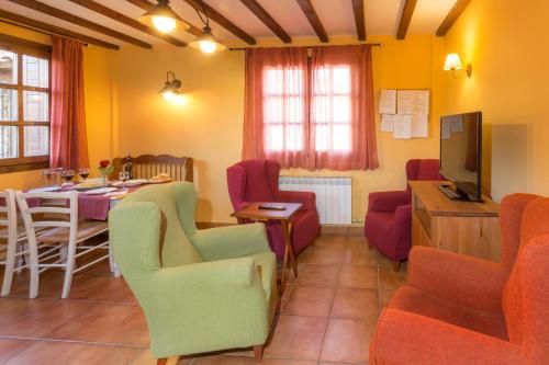 . Casa Fresneda Jardín río y parque infantil frente a la casa