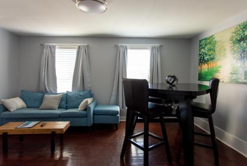 Cozy 2 Bedroom Home Minutes from Beach & Bars