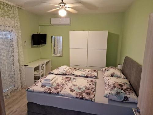 Double Room with Terrace and Sea View   room in Rooms with a parking space Mali Losinj (Losinj) - 9681