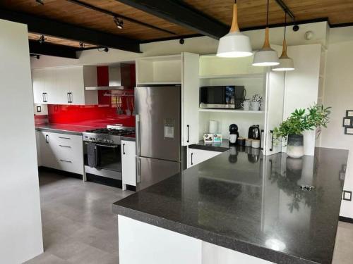 ห้องครัว, The clubhouse near สนามบินแฮมิลตัน