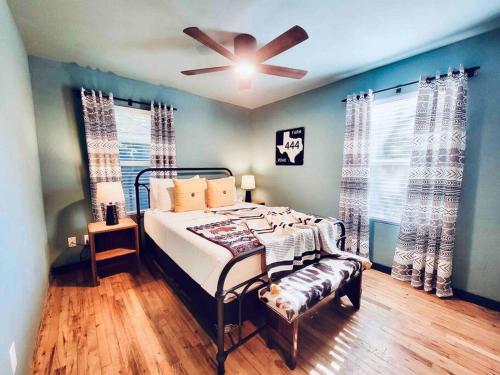 Cowtown Honey Hive - Walk to Heart of Stockyards! in Fort Worth, USA
