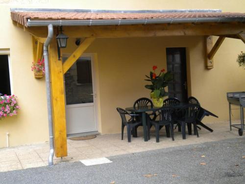 Brenac - FR-1-616-148 (Charmante maison a Montignac, proche de Lascaux et Vezere, 4 chambres, terrasse, BBQ, WiFi inclus - ) in มงติญัค