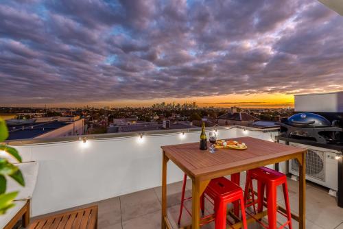 StayCentral - Northcote Townhouse with Study - image 2