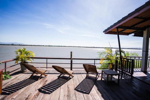 Nakorn River View Guesthouse, Restaurant and Caf`e in Champasak