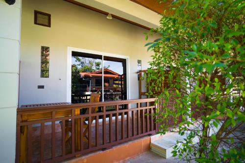Balcony/terrace, Nakorn River View Guesthouse, Restaurant and Caf`e in Champasak