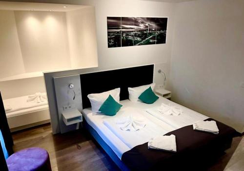 1 double bed, 1 twin bed