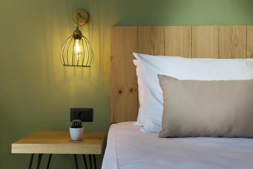 Economy Double Room image 3