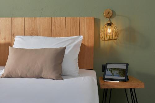 Standard Double Room image 6