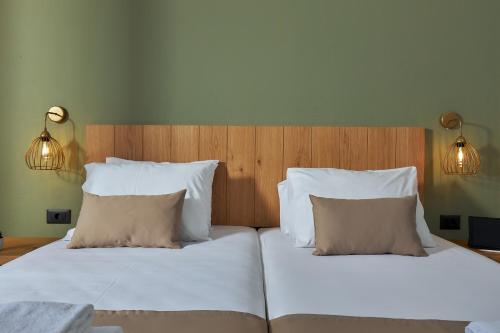 Standard Double Room image 5