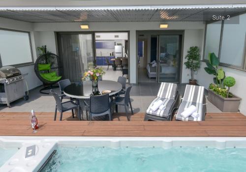Suite with Jet-Pool and Hot Tub (2)