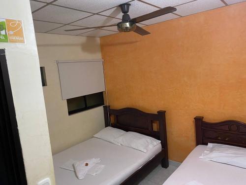 1 queen bed, 2 twin beds