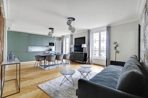 Pick A Flat's Apartment in Montmartre - Rue Lepic