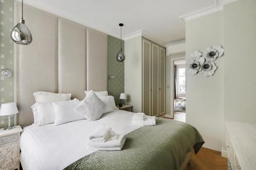Pick A Flat's Apartments in Montmartre - Rue Lepic