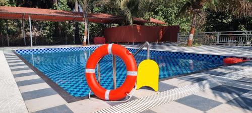 Peldbaseins, Disha Villa-Casa Oceano, sea facing villa with a pool, at Palghar in Nandgaon