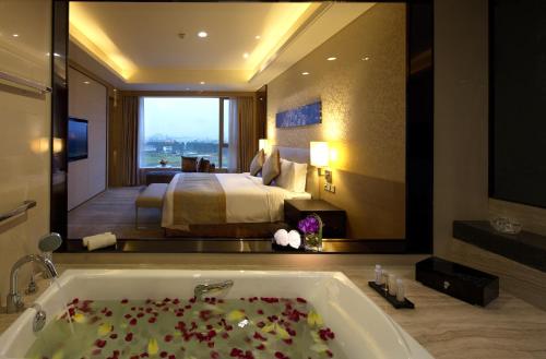 41634576 Crowne Plaza Guangzhou Huadu by IHG - Free Shuttle bus between hotel to Exhibition Center During Canton Fair
