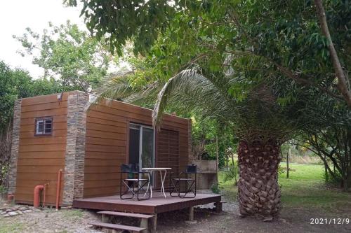 Monoambiente con jardín a una cuadra de la playa