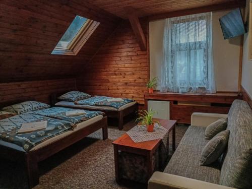1 queen bed, 1 twin bed, 2 bunk beds