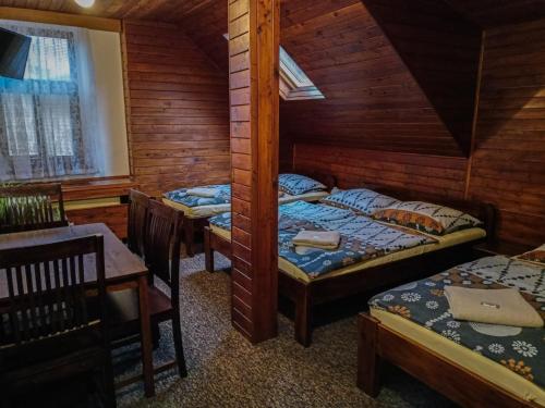 1 queen bed, 2 twin beds