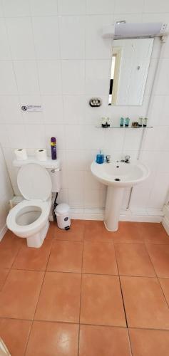 Diamonds Guest House - image 5