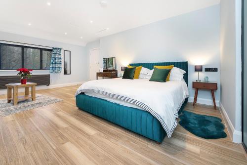 1 king bed, 1 sofa bed