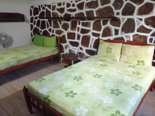 2 queen beds