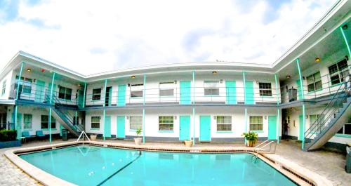 Swimming pool, Uptown Inn & Suites in St. Petersburg (FL)