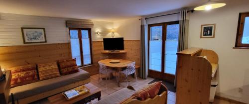 Apartment N°141 with private terrace and glacier view