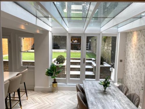 Modern luxurious 3 bed flat with private garden & BBQ