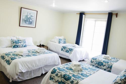 3 twin beds