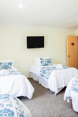 Family Room image 3