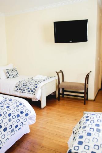 1 queen bed, 2 twin beds