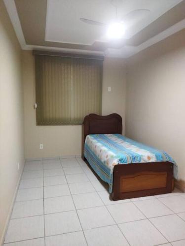 Apartamento de luxo com 2 quartos, sala com sacada, cozinha área de serviço e 1 banheiro social.