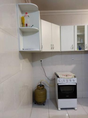 Apartamento de luxo com 2 quartos, sala com sacada, cozinha área de serviço e 1 banheiro social.