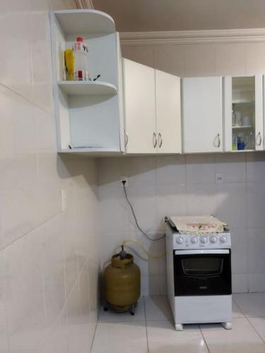 Apartamento de luxo com 2 quartos, sala com sacada, cozinha área de serviço e 1 banheiro social.
