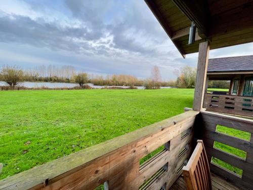 Lake Pochard, Oak Lodge - Tap to explore photos